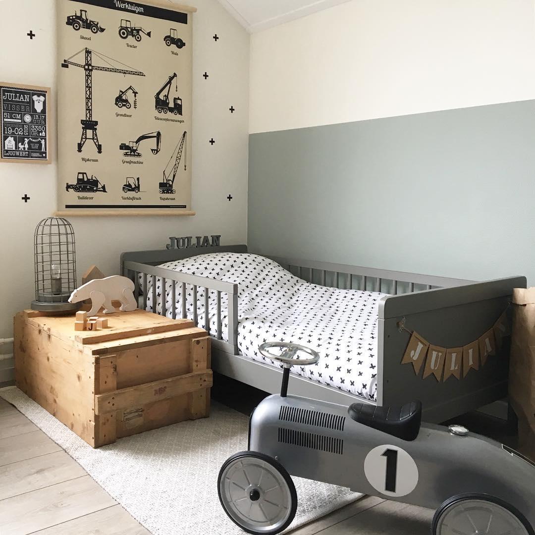 pokój dla chłopca z szarą ścianą i chromowanym sstaromodnym samochodem wyścigowym