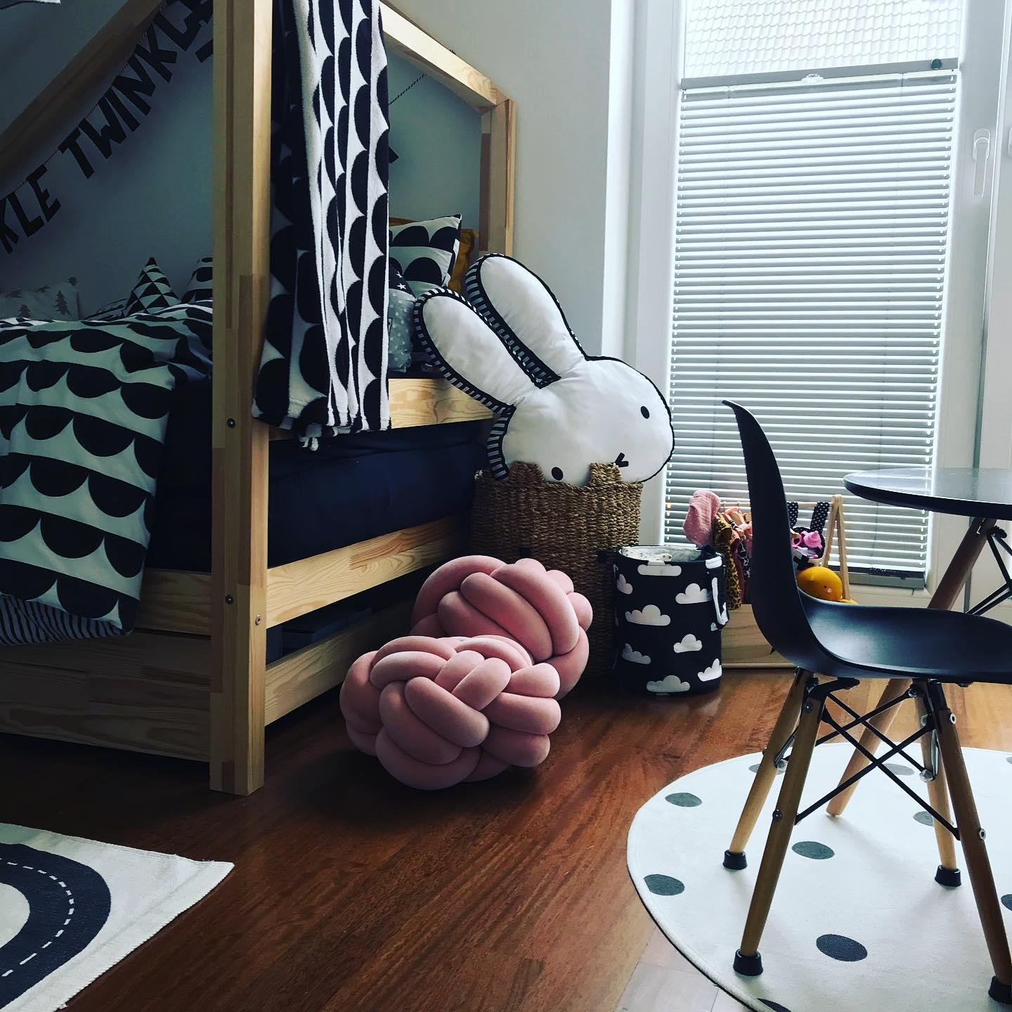 pokój dla chłopca z dekoracjami w czerni i bieli