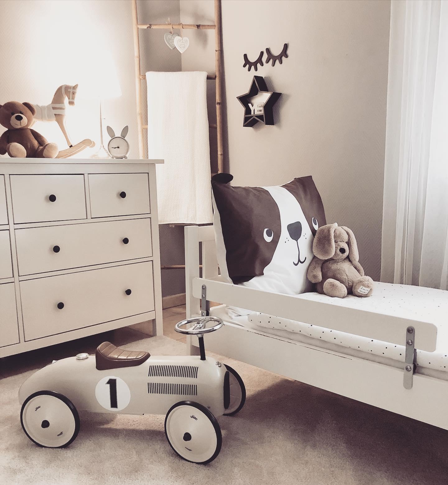 beżowy pokój dla chłopca ze staromodnym samochodem wyścigowym