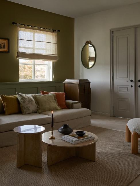 Salon z zieloną ścianą