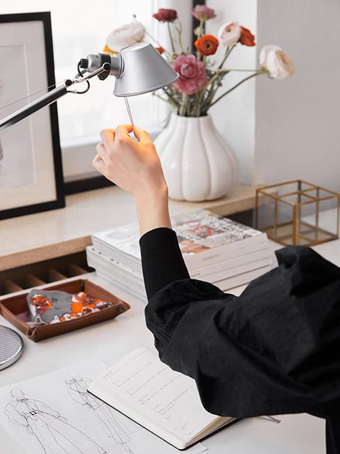 zbliżenie na blat biurka przy oknie z lampką techniczną