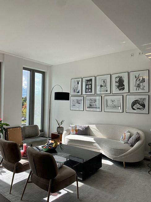 Jasne biuro z obrazami na ścianie i lampą w kształcie łuku