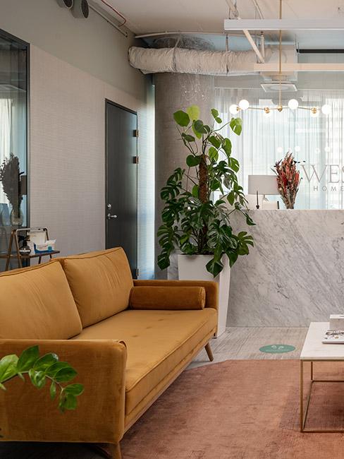 recepcja westwing z pomarańczową sofą