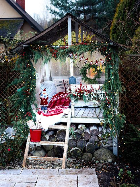 Chatka w ogrodzie udekorowana świątecznie