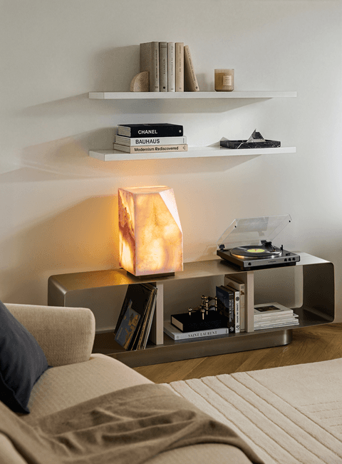 białe ściany, sofa i dywan w salonie