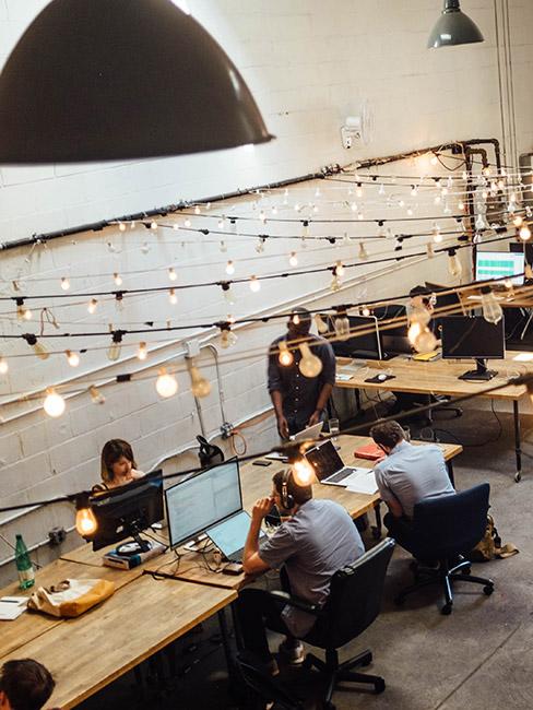 Otwarte pomieszczenie coworking z pracującymi ludźmi