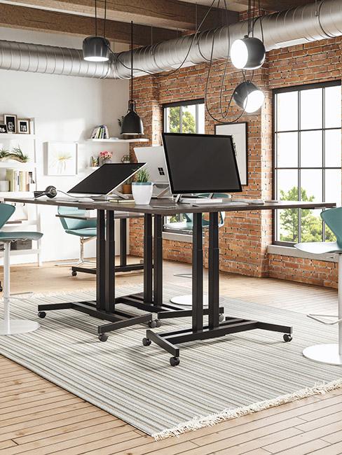 MIejsce coworkingu z biurkami o regulowanej wysokości