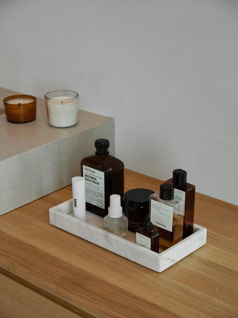 komsetyki na marmurowej tacy w łazience