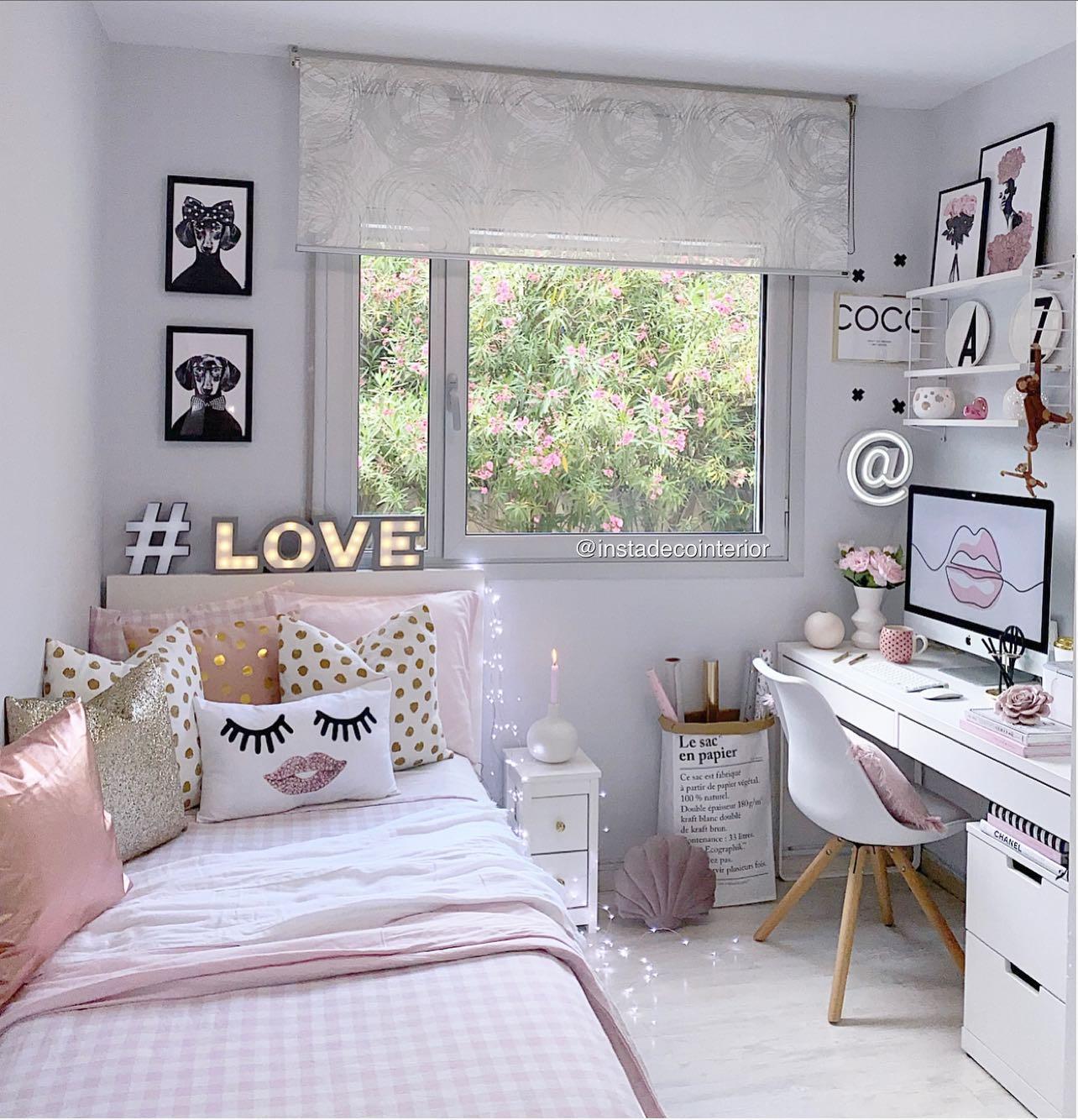 mały pastelowy pokój dziecięcy z białym biurkiem pod oknem