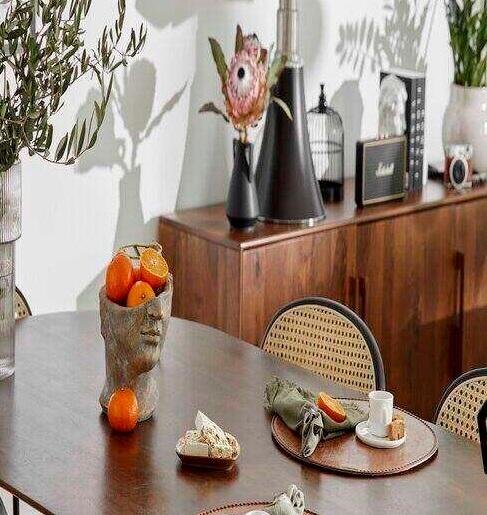 Zbliżenie na stół w białym salonie