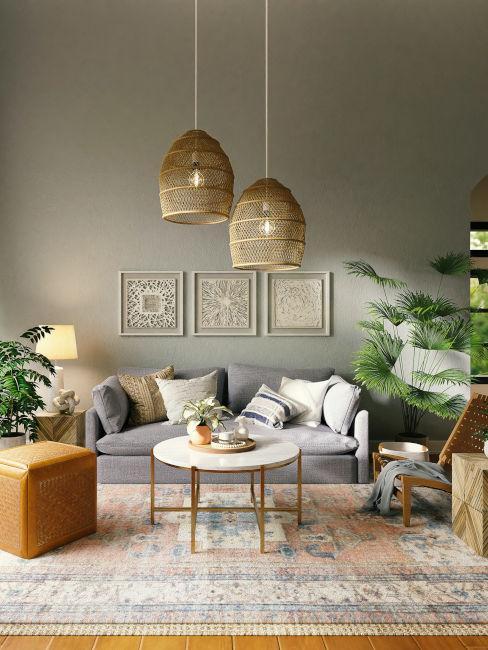 Naturalny salon ze ścianą w kolorze khaki i tekstyliami w kolorze ziemi