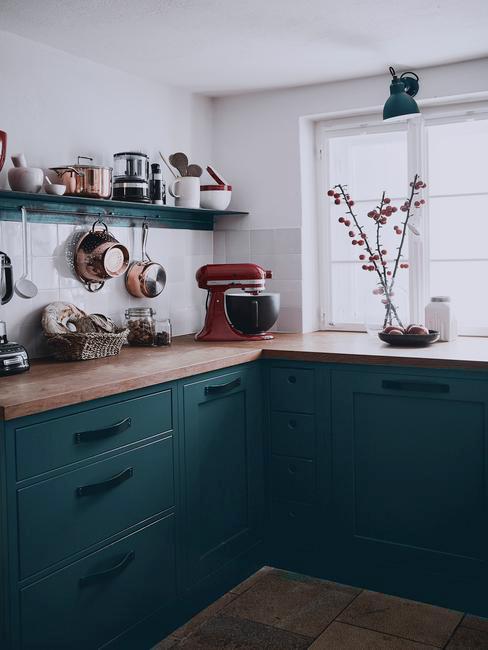 Kuchnia z zielonymi frontami i drewnianymi dodatkami