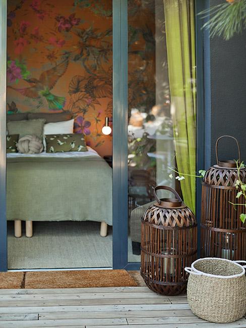 Odcienie zieleni na zasłonach, pościeli i tapecie w sypialni