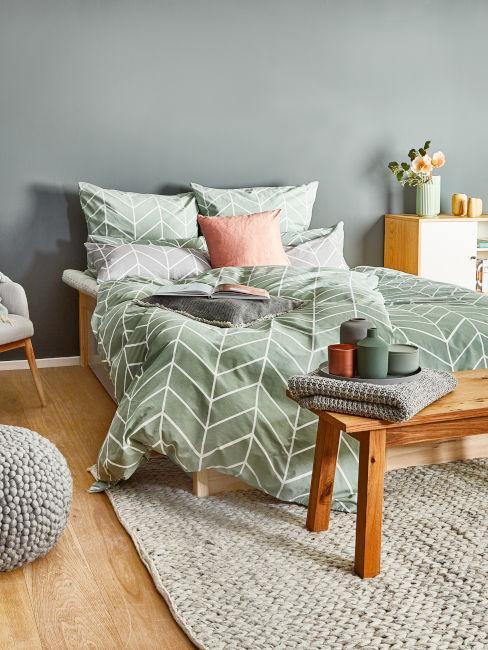 Sypialnia w kolorach zieleni z drewnianymi dodatkami