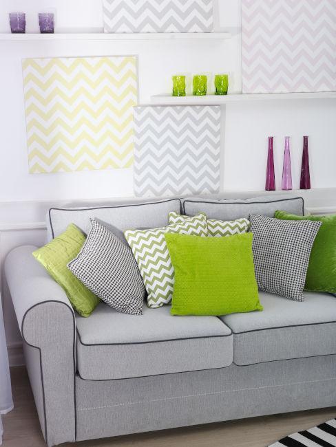 Szara sofa z dekoracyjnymi poduszkami