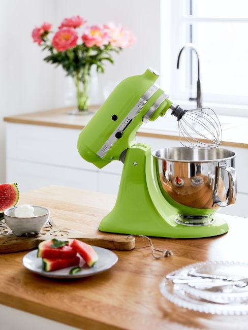 Robot kuchenny w kolorze zieleni na kuchennym blacie