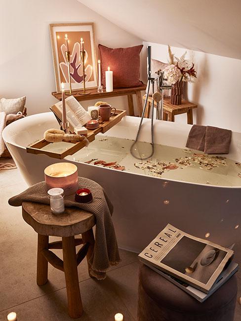 Łazienka z przygotowaną kąpielą w świetle świec