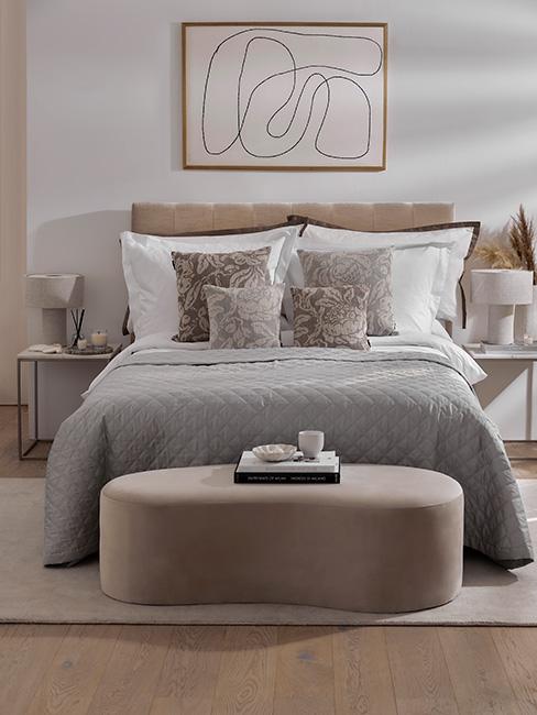 Łóżko w sypialni w odcieniach szarości i beżu