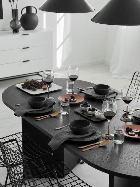 Jadalnia w odcieniach czerni i szarości z dużym stołem