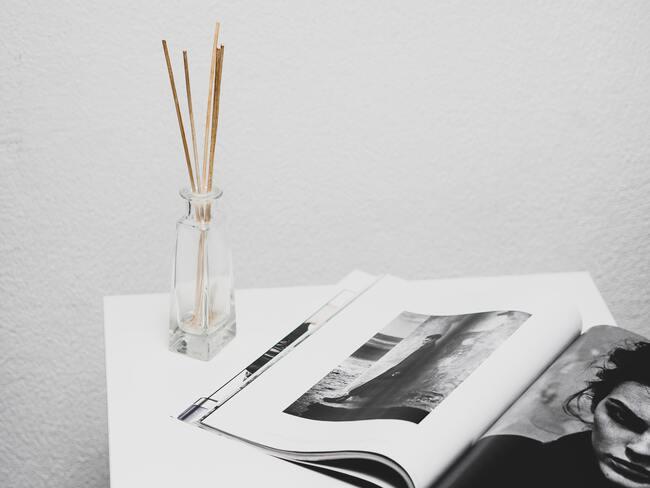 Stolik z dyfuzorem zapachowym i gazetą