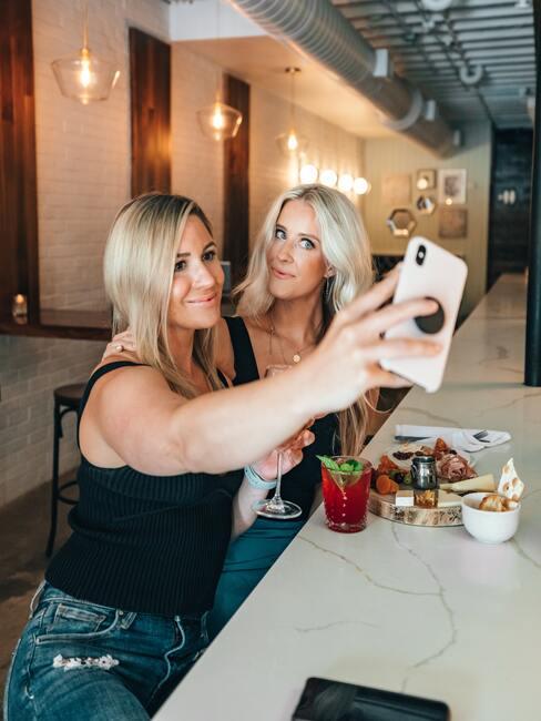 Przyjaciółki świętujące dzień singla w restauracji