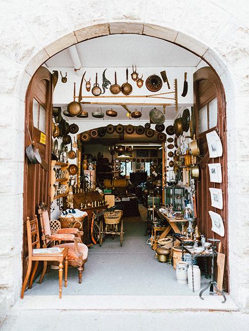 Antyki w bramie wejściowej