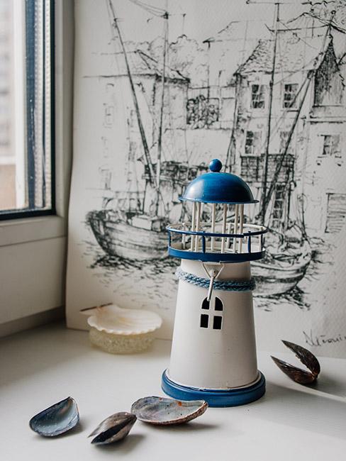 Dekoracyjna latarnia morska obok muszelek na parapecie
