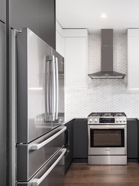 Chromowana kuchnia w kolorze stalowym