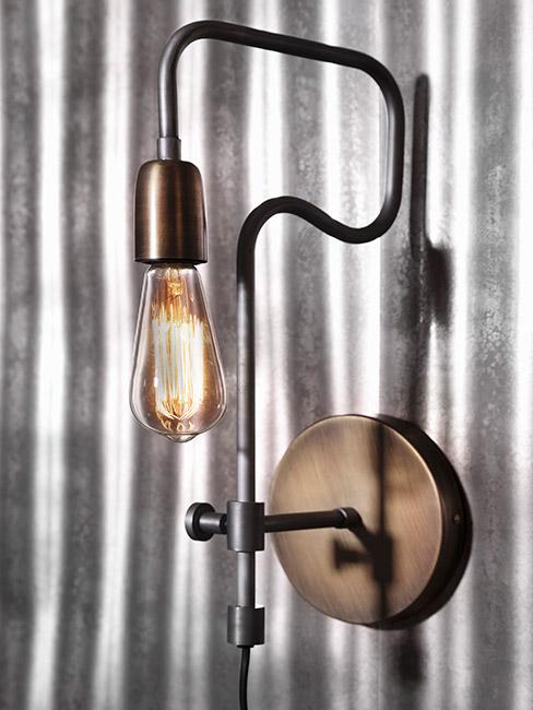 industrialna lampa na ścianie w kolorze stali