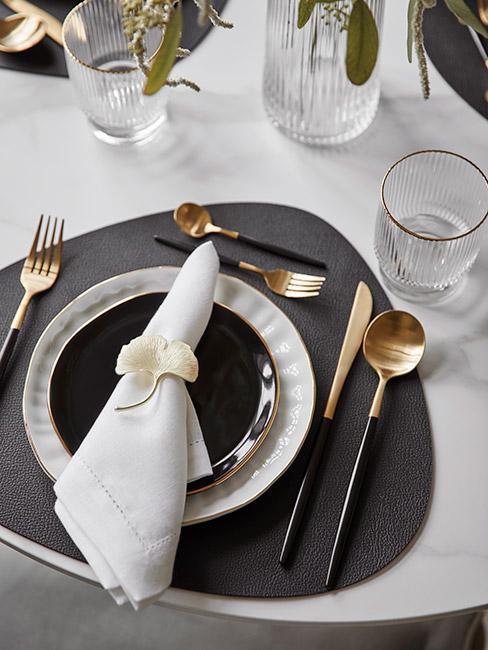 Kolacja walentynkowa z eleganckim nakryciem na stole