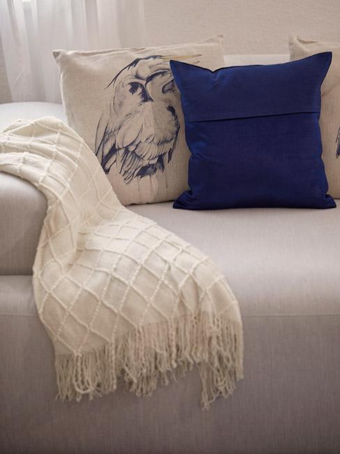 jasnoszara sofa z granatowymi poduszkami w stylu hamptons