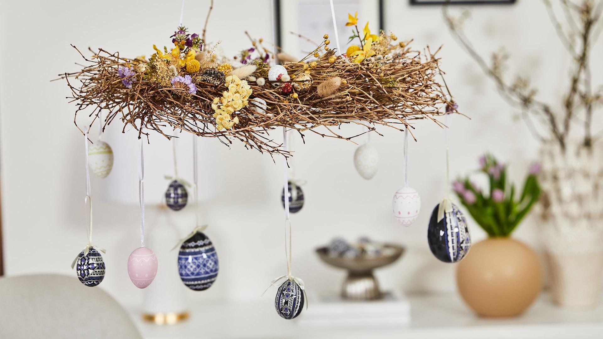 Dekoracje wielkanocne z wiszącymi pisankami