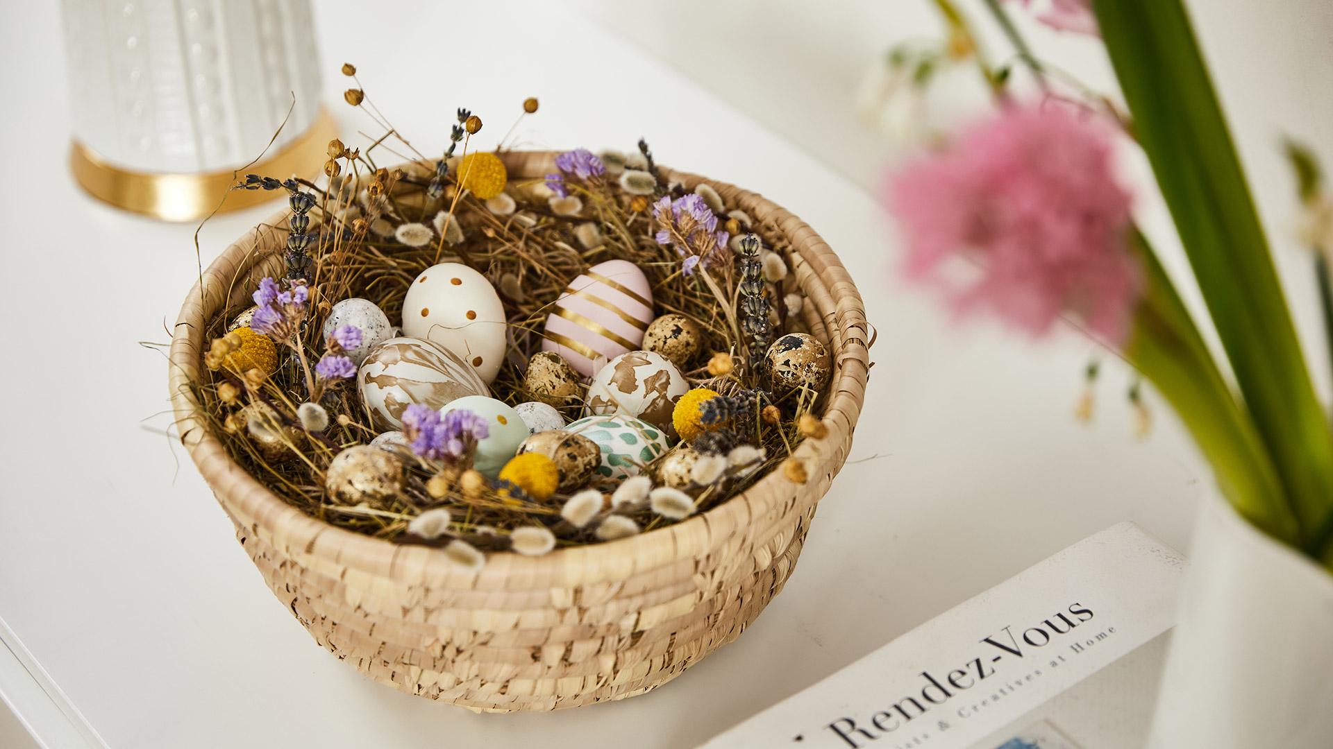 Kolorowe jajka w doniczce