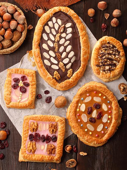 Mazurki wielkanocne z różnymi dekoracjami