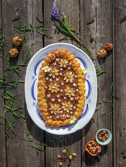 Owalny kajmakowy mazurek wielkanocny