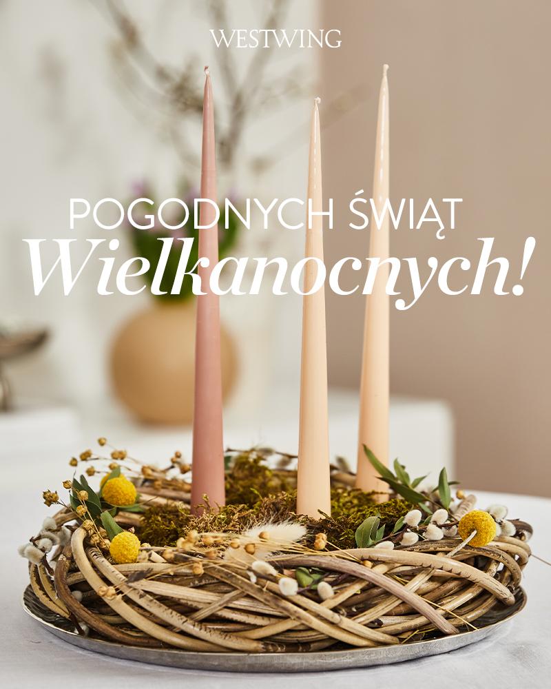 Życzenia wielkanocne na tle wieńca z świeczkami