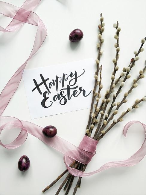 Bazie na stole z napisem happy easter