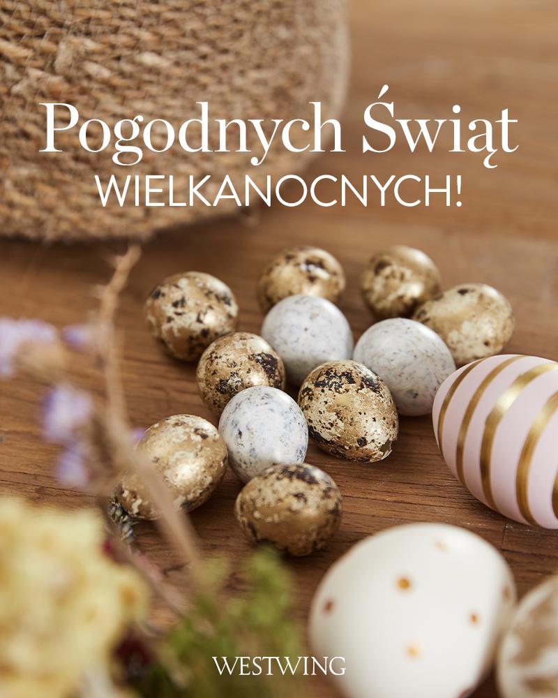 Życzenia wielkanocne na zdjęciu z ozdobami wielkanocnymi