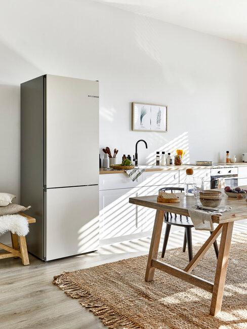 nowoczesna kuchnia z szarą lodówką