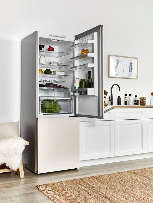 jasna nowoczesna kuchnia z otwartą lodówką