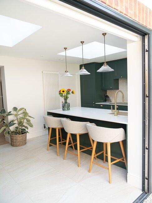 nowoczesna kuchnia z wyspą i kaloryferem