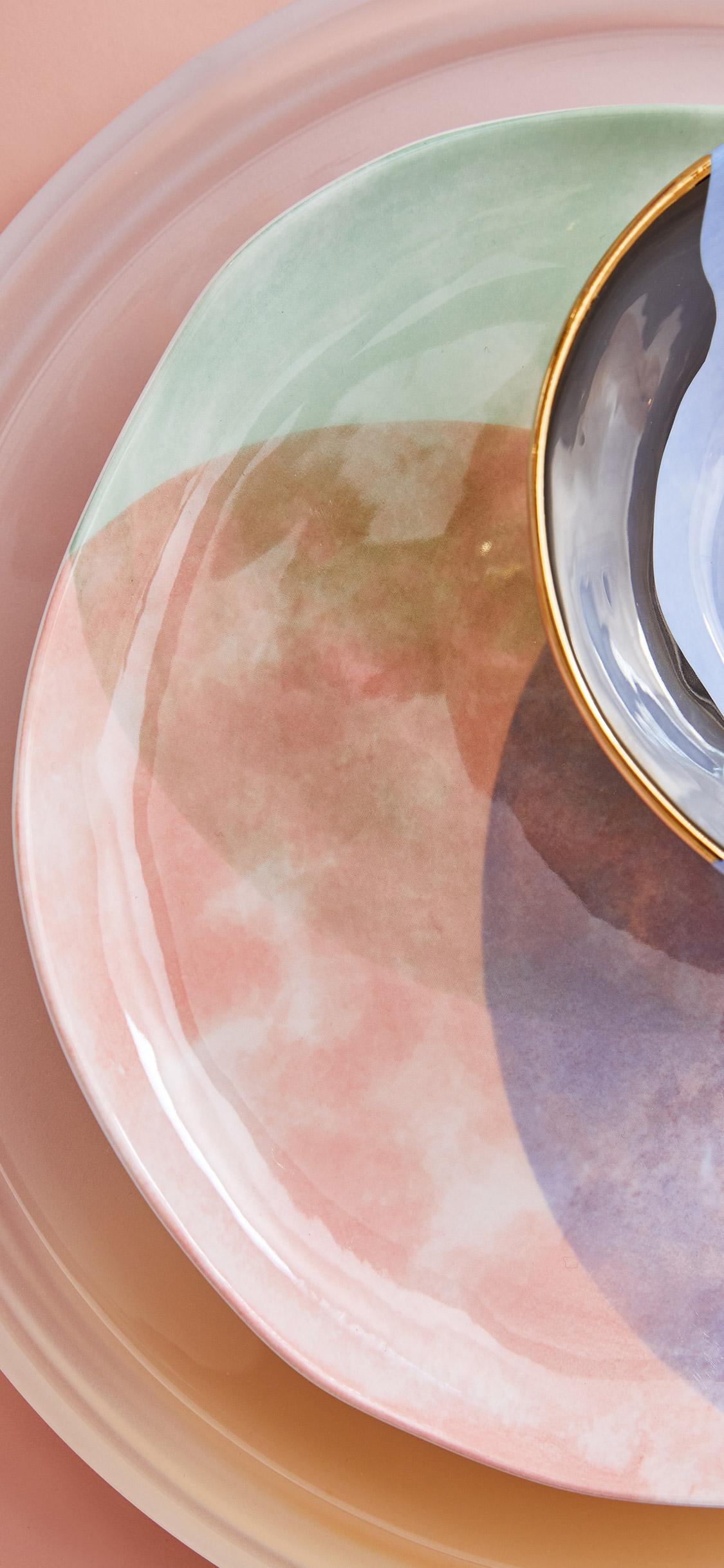 zbliżenie na pastelową zastawę z perłowym połyskiem