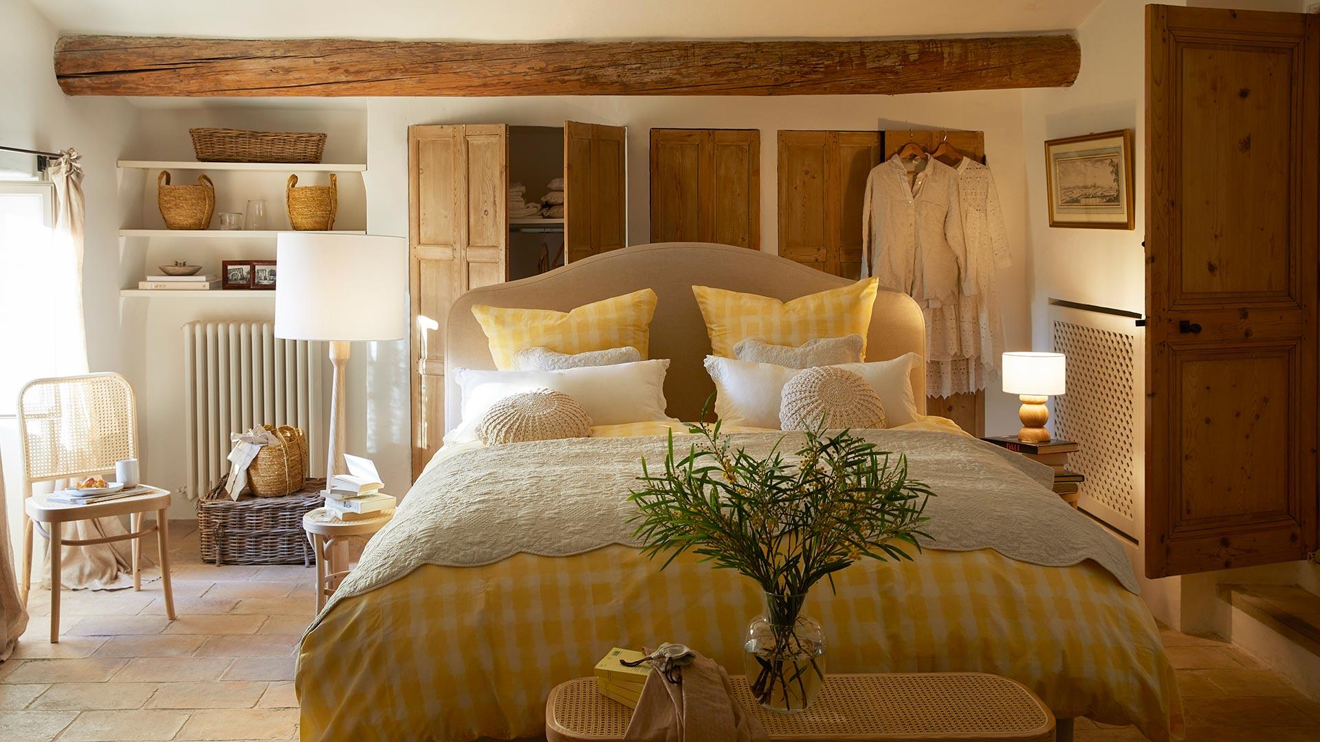 wiosenna tapeta na pulpit ze zdjęciem rustykalnej sypialni w ciepłych kolorach z pościelą w duże kwiaty