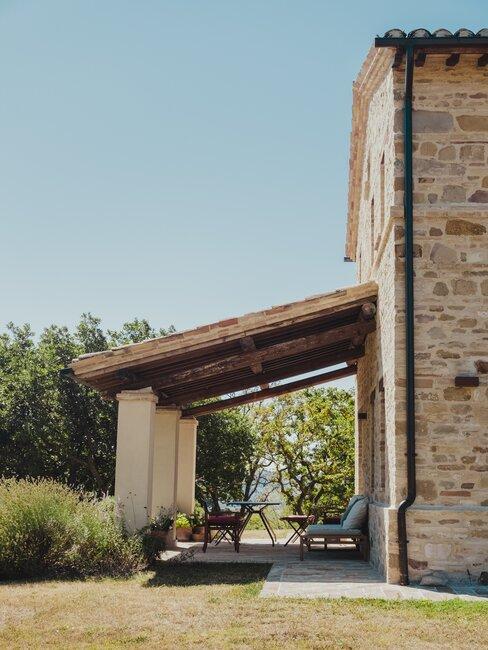 wyjście na ogród z zadaszonym tarasem