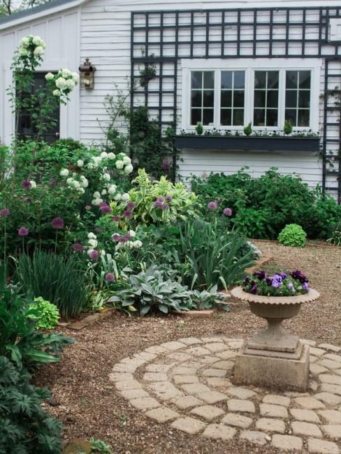 Jak zaprojektować ogród przed domem w stylu francuskim z małą doniczką