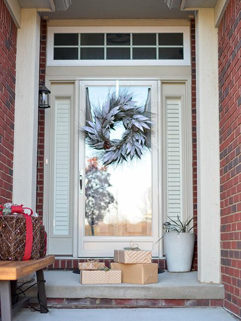 Jak ozdobić dom na zewnątrz na zimę za pomocą wieńców i innych dekoracji