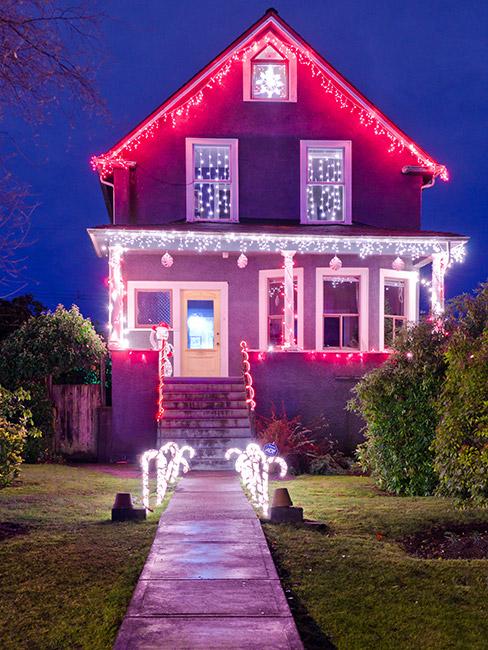 Jak ozdobić dom na zewnątrz lampkami choinkowymi