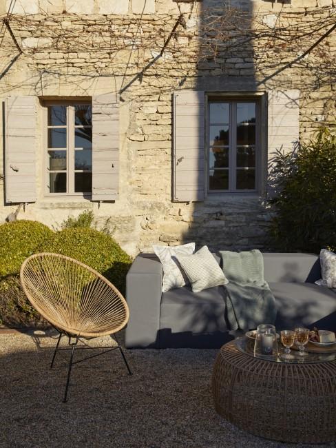 nowoczesne meble ogrodowe na tarasie przed domem