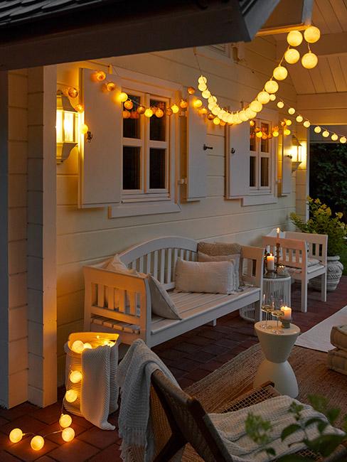 dom ozdobiony lampkami