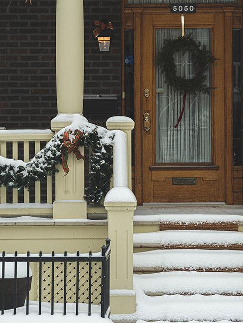 wejście do domu ozdobione na zimę